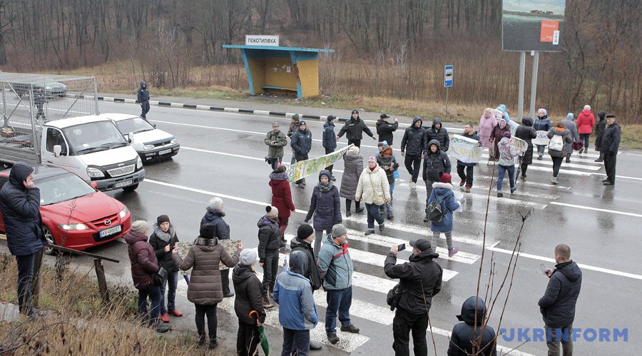 В поселке Покотиловка, что близ Харькова, перекрывали дорогу в знак протеста против отсутствия тепла в домах. 