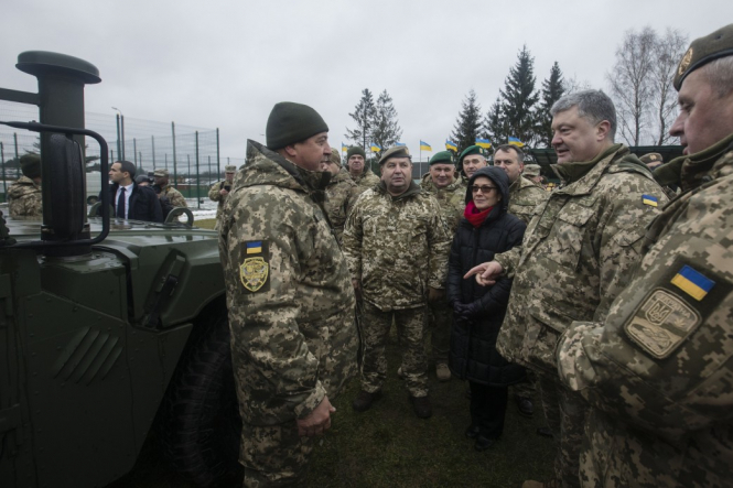 Компания AM General передала Вооруженным силам Украины 40 медицинских машин "Хаммер". 