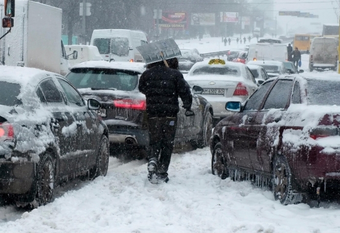 В воскресенье, 3 декабря, в большинстве областей Украины прогнозируется дождь и мокрый снег, на западе - сильный мокрый снег, на дорогах - гололедица. 