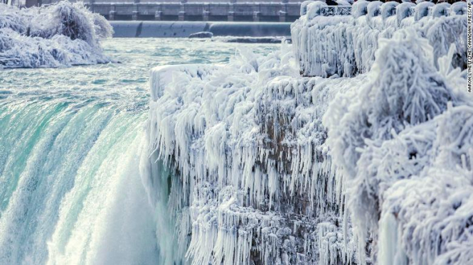 В США из-за рекордно низкую температуру воздуха замерзла часть Ниагарского водопада. 