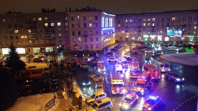 В камере хранения магазина "Перекресток", в Санкт-Петербурге на площади Калинина произошел взрыв. Трое пострадавших забрала "скорая". 