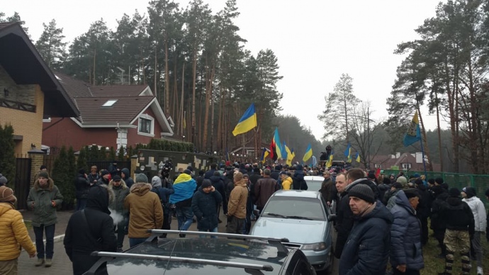 Участники акции "Одеяло для генпрокурора" приехали в имение Луценко в с.Стоянка под Киевом и призвали генерального прокурора прекратить давление на НАБУ. 