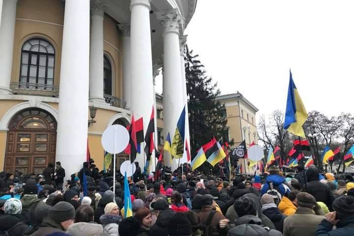 В результате столкновений в Октябрьским дворцом в Киеве во время "Марша за импичмент" сторонников Саакашвили пострадали 60 нацгвардийцив, 15 из них - госпитализированы. 