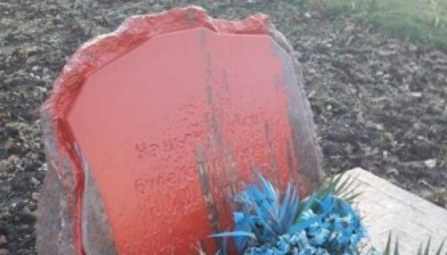 В Одессе неизвестные вандалы в ночь на субботу, 23 декабря, облили красной краской Памятный знак погибшим воинам АТО, установленный на проспекте Тараса Шевченко - перед админзданием облгосадминистрации. 