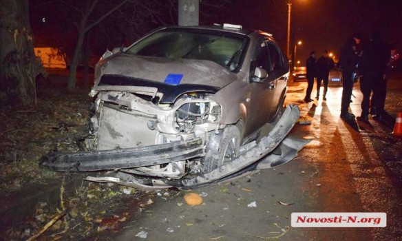 В Николаеве накануне вечером пьяный военный на легковом автомобиле врезался в столб, наличие алкоголя у него в крови подтвердила медэкспертиза. 