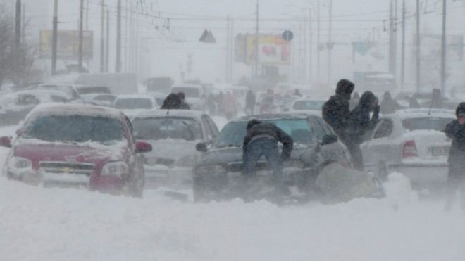 Департамент транспортной инфраструктуры КГГА призвал водителей не оставлять машины на обочинах дорог и тротуарах на период 22 по 25 декабря, когда будет масштабное уборка и вывоз снега. 