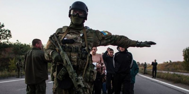 Главарь незаконного вооруженного формирования "ДНР" Александр Захарченко заявил о "помиловании" украинских заложников, которых планируют обменять 27 декабря. 