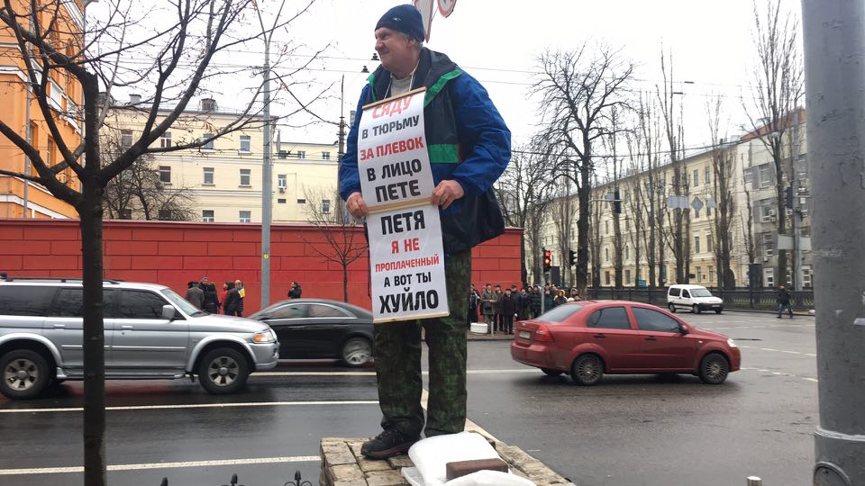 В центре Киева проходит марш сторонников задержанного ранее лидера "Движения новых сил", экс-главы Одесской области и бывшего президента Грузии Михаила Саакашвили. 