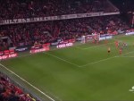 Полузащитник “Сент-Труйден” Роман Безус забил гол в матче со “Стандардом” (1: 1) в чемпионате Бельгии.