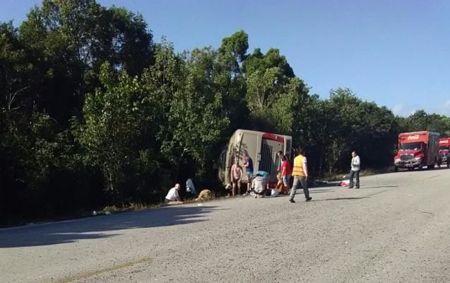 Во вторник, 19 декабря, в районе туристического поселка Махауаль в штате Кинтана-Роо (Мексика) слетел в кювет и перевернулся автобус с туристами. 