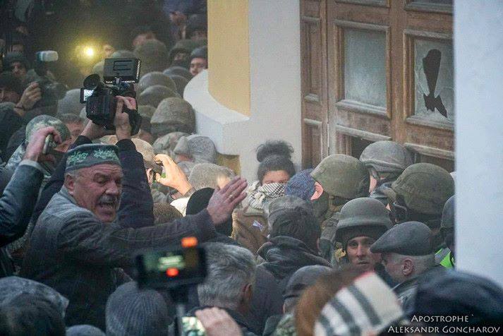 В результате столкновений в Октябрьским дворцом в Киеве во время "Марша за импичмент" сторонников Саакашвили пострадали 60 нацгвардийцив, 15 из них - госпитализированы. 