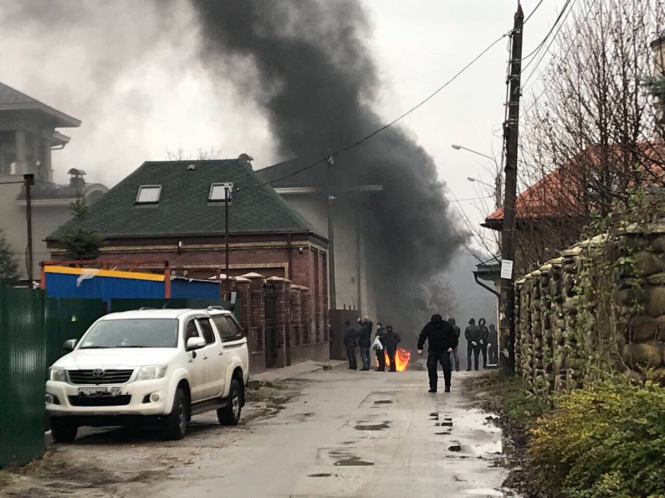 Под домом бывшего министра энергетики и угольной промышленности Эдуарда Ставицкого неизвестные подожгли шины. 