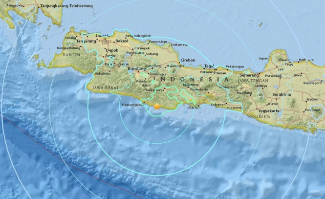 Мощное землетрясение произошло поздно вечером в пятницу, 15 декабря, на индонезийском острове Ява, который является самым густонаселенным островом в стране. 