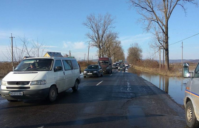 В селе Ольховка, что на Закарпатье, люди в знак протеста перекрыли трассу, поскольку никто не приехал откачивать воду после паводка. 