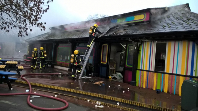 Через утреннюю пожар в Лондоне закрылся зоопарк, руководство заведения сообщает о пострадавших среди персонала и потерю некоторых животных. 
