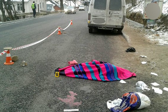 В среду около 13:00 в городе Яремче (Ивано-Франковская область) микроавтобус Ford Transit сбил насмерть 4-летнего ребенка на тротуаре. 