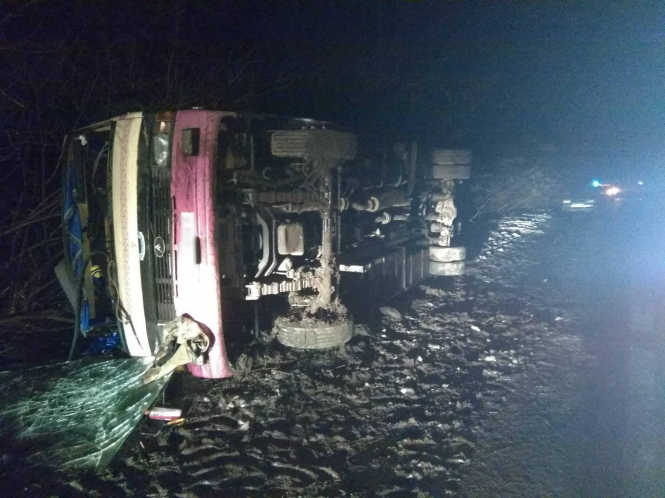 Поздно вечером во вторник, 26 декабря, на 12-м километре дороги "Таможня-Фастов" в Киевской области перевернулся автобус с пассажирами. 