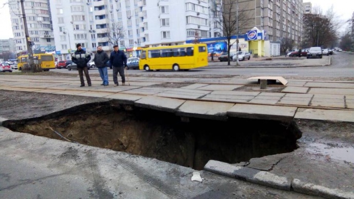 В Дарницком районе Киева из-за аварии на Новодарницком канализационном коллекторе образовался провал диаметром шесть метров и глубиной почти четыре метра. 