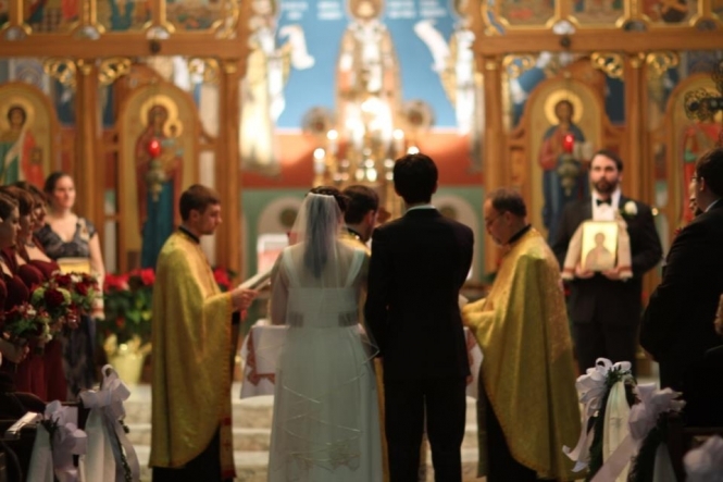 Православным христианам запрещено иметь церковный брак с членами еретических и раскольнических группировок и враждующих церквей. 