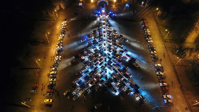 В Запорожье 24 декабря зафиксировали рекорд Украины - самую большую елку из автомобилей. В установлении рекорда приняли участие 270 машин. 