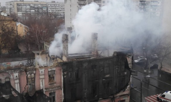 В Киеве загорелся дом на улице Щекавицкой, 19/33, что является историческим памятником. 