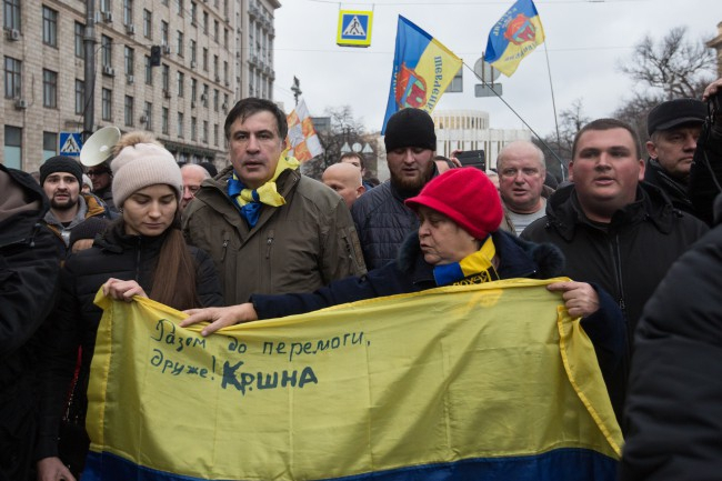 Лидер "Движения новых сил" Саакашвили после участия в "Марше за импичмент" и выступления на вече в центре Киева заявил, что в Октябрьском дворце на ул. Институтской будет обустроен "Координационный штаб". 