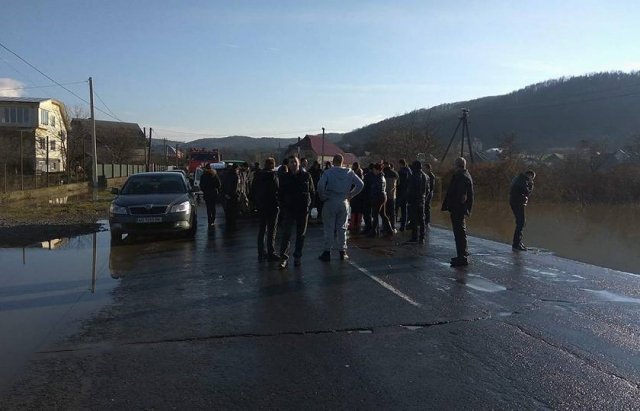 В селе Ольховка, что на Закарпатье, люди в знак протеста перекрыли трассу, поскольку никто не приехал откачивать воду после паводка. 