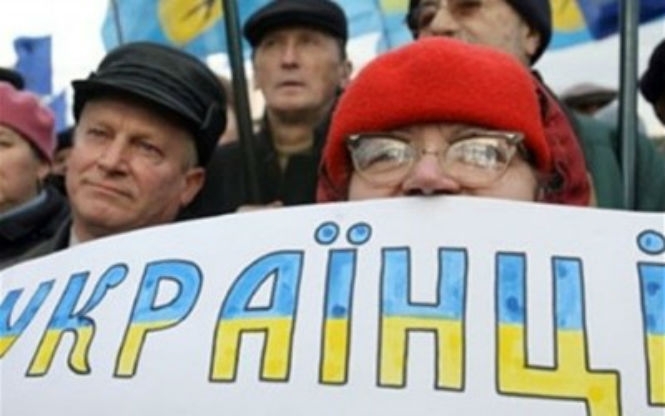 Граждане Украины теряют доверие к институтам власти, а больше всего доверяют социальному окружению и волонтерам. 