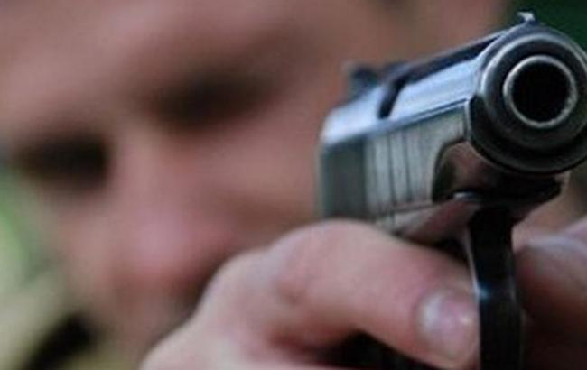 В г.. Лозовая Харьковской области мужчина обстрелял полицейский автомобиль, после чего застрелился. 