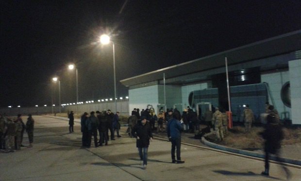 Несколько сотен человек прибыли в международный аэропорт "Борисполь" встречать украинцев, освобожденных из плена боевиков на Донбассе. 