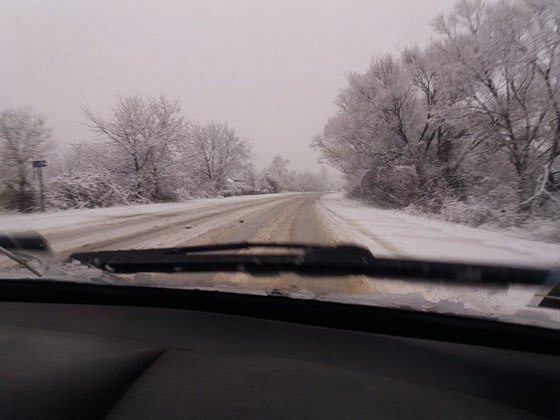 На западе Украины из-за сильных снегопадов начали ограничивать движение грузовиков на дорогах общего пользования, чтобы те не создавали заторов и не мешали снегоуборочной технике. 