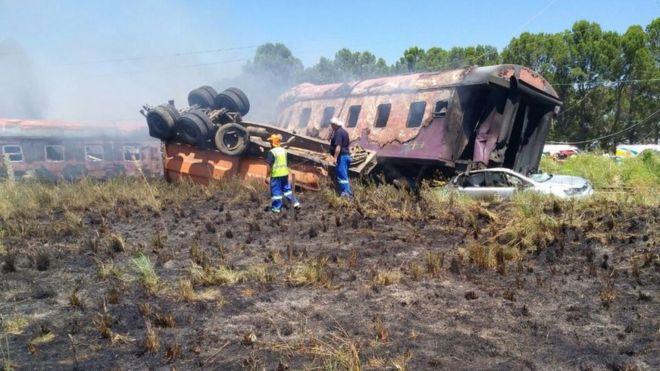 В Южно-Африканской Республике пассажирский поезд столкнулся с грузовиком, а затем загорелся. Число жертв возросло до 14, пострадавших более 260 человек. 