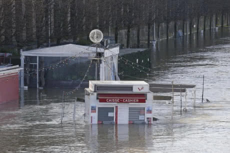 В Париже уровень воды в реке Сена приближается к своему пику - ожидается, до воскресенья вода поднимется до отметки 6 метров. 