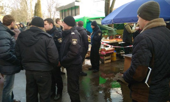 На улице Лагерной возле станции метро "Берестейская" в Киеве около полудня произошла стрельба. В результате двое мужчин получили огнестрельные ранения, один из них скончался 