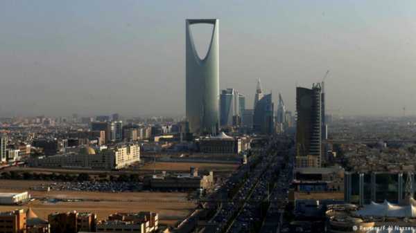 Продажа ряда товаров и услуг в королевствах Саудовская Аравия и Объединенные Арабские Эмираты (ОАЭ) с 1 января 2018 будет облагаться налогом на добавленную стоимость (НДС) по ставке пять процентов. 