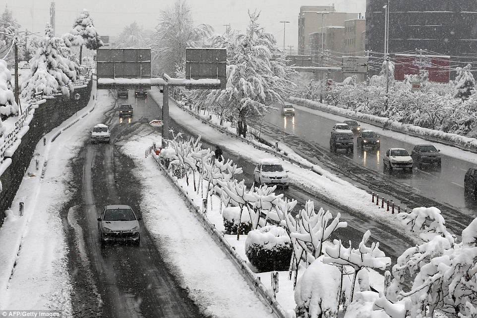 В столице Ирана Тегеране закрыли аэропорты и школы из-за снегопада. Также школы закрыты в нескольких других частях страны. 
