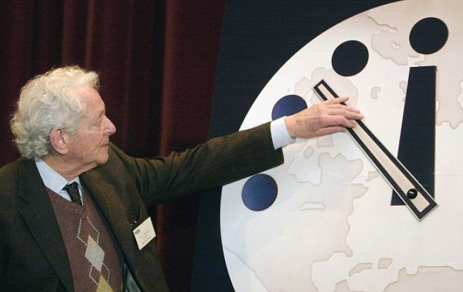 Стрелки часов Судного дня (Doomsday Clock) - символического хронометра, который отражает осуществление ядерного катаклизма, - переведены на минуту вперед. 