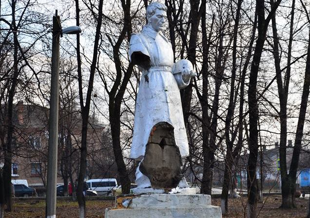 В Гайвороне Кировоградской области в период новогодних праздников вандалы повредили памятник советским солдатам, расположенный в сквере Победы рядом с могилами 11 красноармейцев и 43 партизан. 