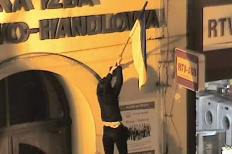 В Польше суд наказал трех молодых людей, которые в сентябре прошлого года на Рыночной площади города Свидниця сняли украинский флаг, потоптали его и вытерли об него свою обувь. 
