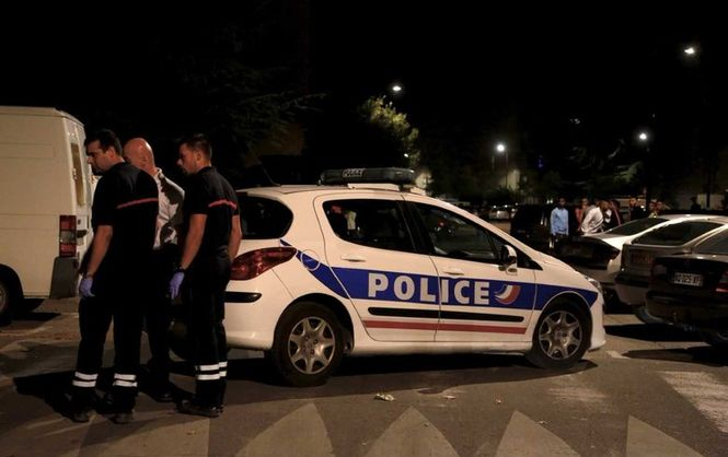 Во Франции 40 человек разгромили пассажирский поезд, следовавший из Парижа в Эвиан, в результате чего полиция арестовала 29 человек. 