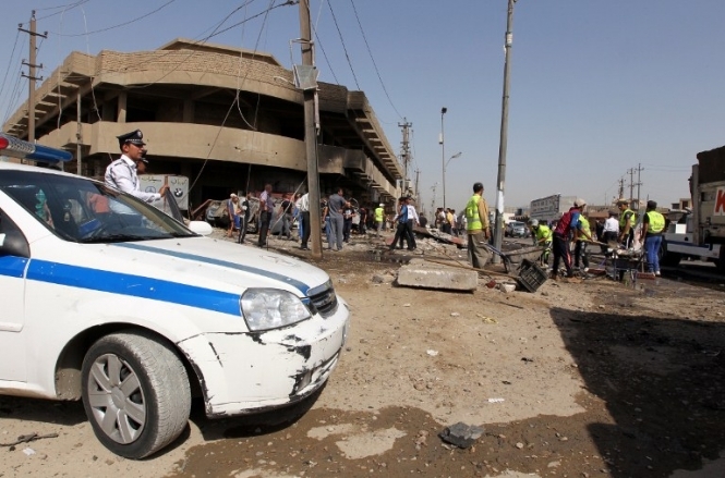 В иракской столице Багдаде террорист-смертник подорвался у полицейского пункта, в результате чего погибли восемь человек, по меньшей мере десять человек получили ранения. 