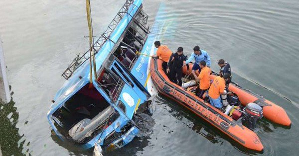 В индийском штате Западная Бенгалия по меньшей мере 36 человек погибли в результате падения автобуса с моста в реку. 