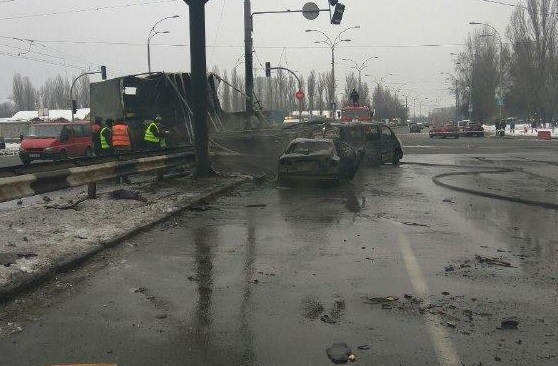 В результате ДТП на улице Академика Заболотного в Киеве сгорели четыре автомобиля. 