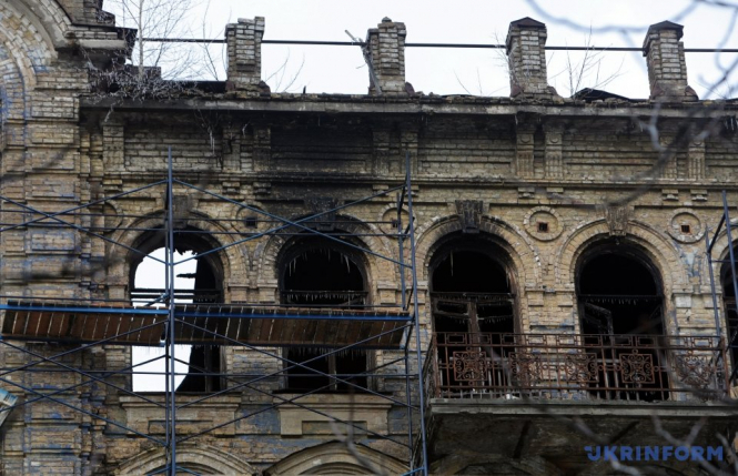 Министерство культуры Украины выразило обеспокоенность в связи с пожаром, который произошел накануне в здании по улице Богдана Хмельницкого, 12-14, которая является памятником архитектуры местного значения. 