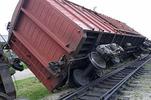 На станции Ерастевка в Днепропетровской области сошел с рельсов вагон грузового поезда. 