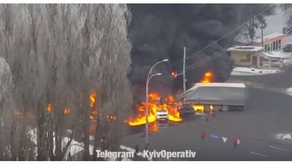 В воскресенье, 28 января, в Киеве на улице Зоболотного в результате ДТП загорелся грузовик и еще несколько автомобилей. 