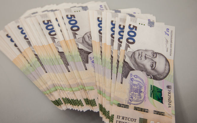 В Киеве мужчина пытался рассчитаться в банке 300 тыс. грн, которые были напечатаны на обычном ксероксе. 
