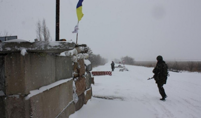 С начала суток боевики дважды нарушили "рождественское" перемирие на Донбассе. Украинские военнослужащие огонь в ответ не открывали. 