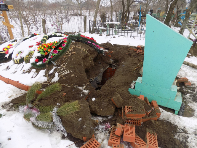 В селе Шабо Белгород-Днестровского района Одесской области вандалы повредили могилу, проникли в склеп и устроили там посиделки. 