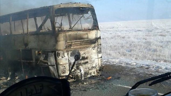 Пассажиры сгоревшего автобуса на трассе в Казахстане использовали в салоне для обогрева паяльную лампу. 